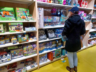 Toronto, On, Kanada - 30 Ocak 2024: Indigo Baby mağazasındaki oyuncakların olduğu raflara bakın