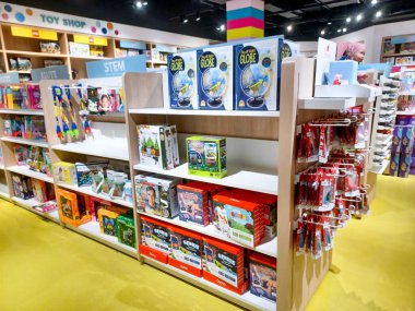 Toronto, On, Kanada - 30 Ocak 2024: Indigo Baby mağazasındaki oyuncakların olduğu raflara bakın