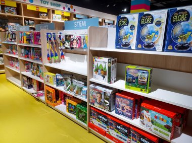 Toronto, On, Kanada - 30 Ocak 2024: Indigo Baby mağazasındaki oyuncakların olduğu raflara bakın