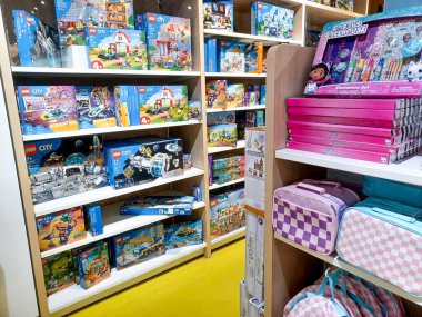 Toronto, On, Kanada - 30 Ocak 2024: Indigo Baby mağazasındaki oyuncakların olduğu raflara bakın