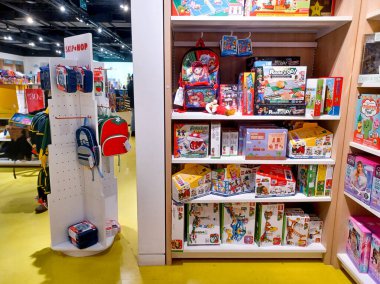 Toronto, On, Kanada - 30 Ocak 2024: Indigo Baby mağazasındaki oyuncakların olduğu raflara bakın