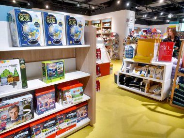 Toronto, On, Kanada - 30 Ocak 2024: Indigo Baby mağazasındaki oyuncakların olduğu raflara bakın