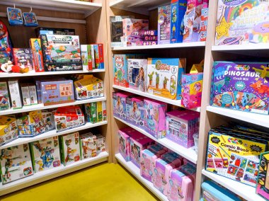 Toronto, On, Kanada - 30 Ocak 2024: Indigo Baby mağazasındaki oyuncakların olduğu raflara bakın