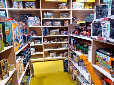 Toronto, On, Kanada - 30 Ocak 2024: Indigo Baby mağazasındaki oyuncakların olduğu raflara bakın