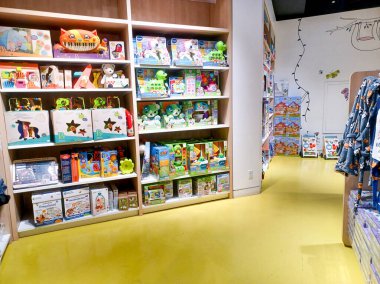 Toronto, On, Kanada - 30 Ocak 2024: Indigo Baby mağazasındaki oyuncakların olduğu raflara bakın