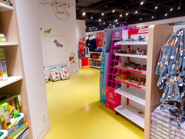 Toronto, On, Kanada - 30 Ocak 2024: Indigo Baby mağazasındaki oyuncakların olduğu raflara bakın