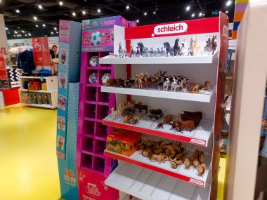 Toronto, On, Kanada - 30 Ocak 2024: Indigo Baby mağazasındaki oyuncakların olduğu raflara bakın