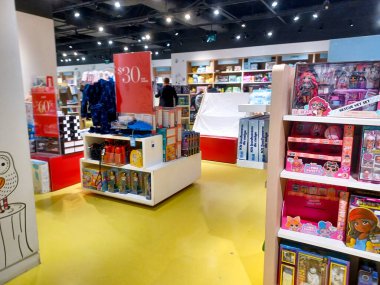 Toronto, On, Kanada - 30 Ocak 2024: Indigo Baby mağazasındaki oyuncakların olduğu raflara bakın