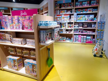 Toronto, On, Kanada - 30 Ocak 2024: Indigo Baby mağazasındaki oyuncakların olduğu raflara bakın