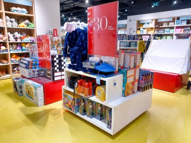 Toronto, On, Kanada - 30 Ocak 2024: Indigo Baby mağazasındaki oyuncakların olduğu raflara bakın