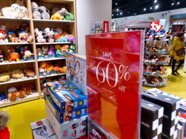 Toronto, On, Kanada - 30 Ocak 2024: Indigo Baby mağazasındaki oyuncakların olduğu raflara bakın