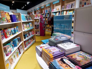 Toronto, On, Kanada - 30 Ocak 2024: Indigo Baby mağazasındaki oyuncakların olduğu raflara bakın