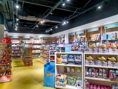 Toronto, On, Kanada - 30 Ocak 2024: Indigo Baby mağazasındaki oyuncakların olduğu raflara bakın