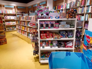 Toronto, On, Kanada - 30 Ocak 2024: Indigo Baby mağazasındaki oyuncakların olduğu raflara bakın