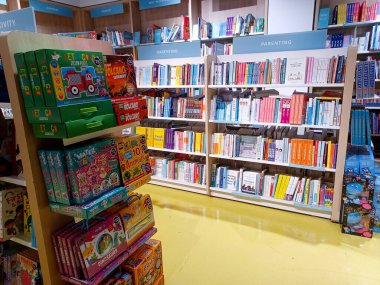 Toronto, On, Kanada - 30 Ocak 2024: Indigo Baby mağazasındaki oyuncakların olduğu raflara bakın