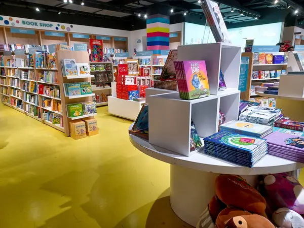 Toronto, On, Kanada - 30 Ocak 2024: Indigo Baby mağazasındaki oyuncakların olduğu raflara bakın