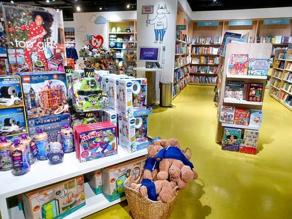 Toronto, On, Kanada - 30 Ocak 2024: Indigo Baby mağazasındaki oyuncakların olduğu raflara bakın