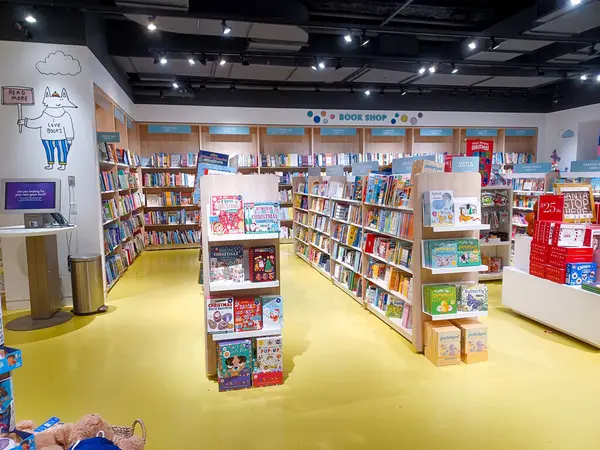 Toronto, On, Kanada - 30 Ocak 2024: Indigo Baby mağazasındaki oyuncakların olduğu raflara bakın