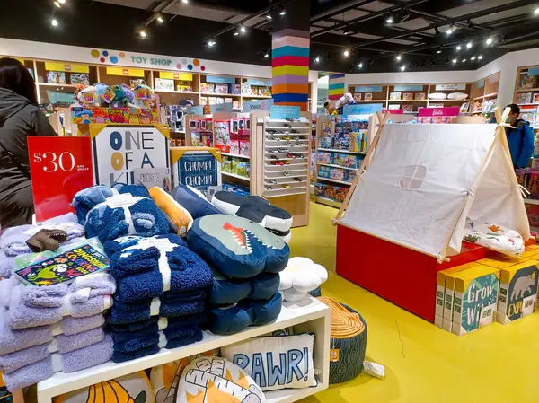 Toronto, On, Kanada - 30 Ocak 2024: Indigo Baby mağazasındaki oyuncakların olduğu raflara bakın