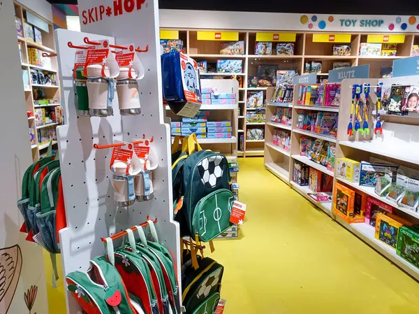 Toronto, On, Kanada - 30 Ocak 2024: Indigo Baby mağazasındaki oyuncakların olduğu raflara bakın