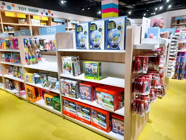 Toronto, On, Kanada - 30 Ocak 2024: Indigo Baby mağazasındaki oyuncakların olduğu raflara bakın