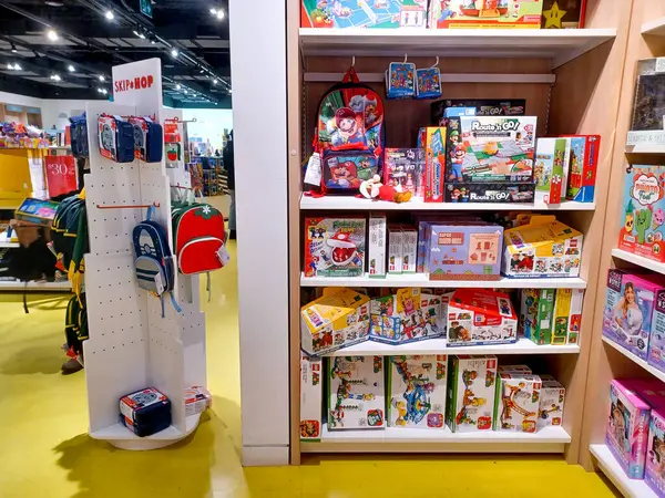 Toronto, On, Kanada - 30 Ocak 2024: Indigo Baby mağazasındaki oyuncakların olduğu raflara bakın