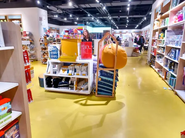 Toronto, On, Kanada - 30 Ocak 2024: Indigo Baby mağazasındaki oyuncakların olduğu raflara bakın