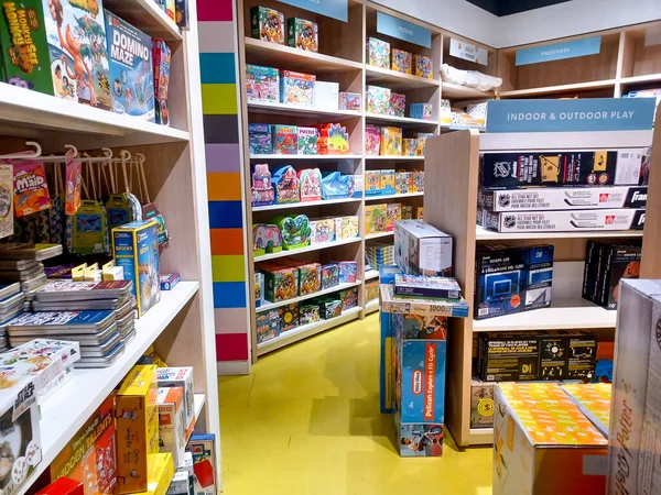 Toronto, On, Kanada - 30 Ocak 2024: Indigo Baby mağazasındaki oyuncakların olduğu raflara bakın