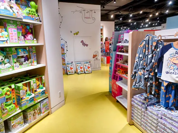 Toronto, On, Kanada - 30 Ocak 2024: Indigo Baby mağazasındaki oyuncakların olduğu raflara bakın