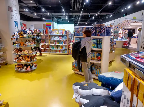 Toronto, On, Kanada - 30 Ocak 2024: Indigo Baby mağazasındaki oyuncakların olduğu raflara bakın