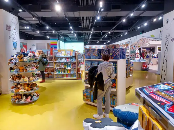 Toronto, On, Kanada - 30 Ocak 2024: Indigo Baby mağazasındaki oyuncakların olduğu raflara bakın