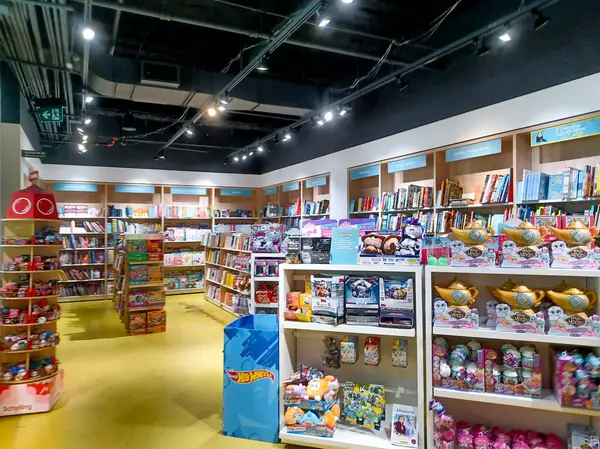 Toronto, On, Kanada - 30 Ocak 2024: Indigo Baby mağazasındaki oyuncakların olduğu raflara bakın