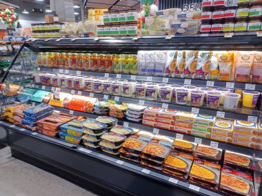 Toronto, On, Kanada - 30 Ocak 2024: Kanadalı mağazadaki bakkal reyonuna bakın