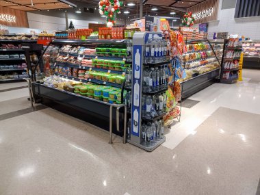 Toronto, On, Kanada - 30 Ocak 2024: Kanadalı mağazadaki bakkal reyonuna bakın