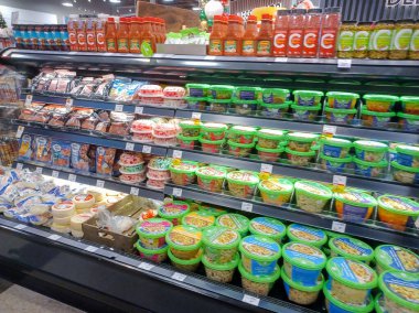 Toronto, On, Kanada - 30 Ocak 2024: Kanadalı mağazadaki bakkal reyonuna bakın