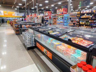 Toronto, On, Kanada - 30 Ocak 2024: Kanadalı mağazadaki bakkal reyonuna bakın