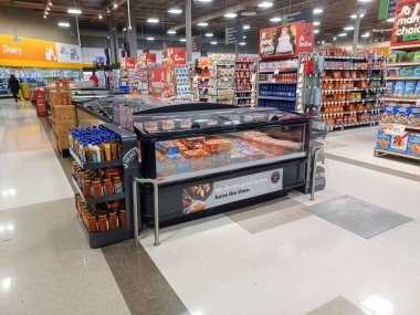 Toronto, On, Kanada - 30 Ocak 2024: Kanadalı mağazadaki bakkal reyonuna bakın