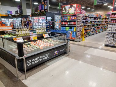 Toronto, On, Kanada - 30 Ocak 2024: Kanadalı mağazadaki bakkal reyonuna bakın