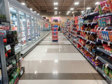 Toronto, On, Kanada - 30 Ocak 2024: Kanadalı mağazadaki bakkal reyonuna bakın