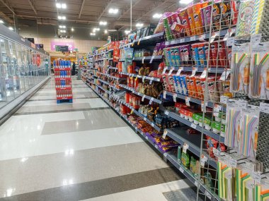 Toronto, On, Kanada - 30 Ocak 2024: Kanadalı mağazadaki bakkal reyonuna bakın