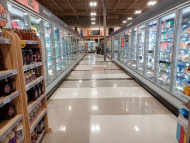 Toronto, On, Kanada - 30 Ocak 2024: Kanadalı mağazadaki bakkal reyonuna bakın