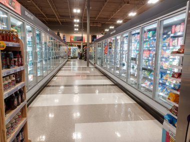 Toronto, On, Kanada - 30 Ocak 2024: Kanadalı mağazadaki bakkal reyonuna bakın