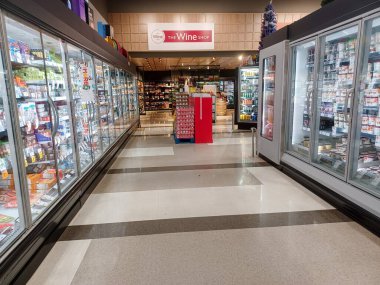 Toronto, On, Kanada - 30 Ocak 2024: Kanadalı mağazadaki bakkal reyonuna bakın