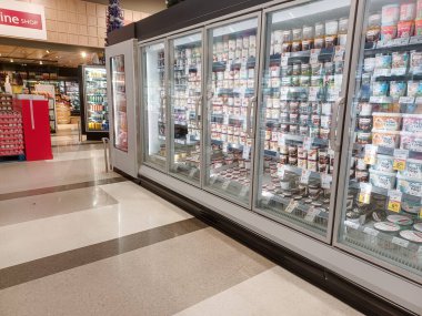 Toronto, On, Kanada - 30 Ocak 2024: Kanadalı mağazadaki bakkal reyonuna bakın