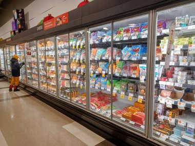 Toronto, On, Kanada - 30 Ocak 2024: Kanadalı mağazadaki bakkal reyonuna bakın