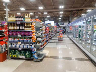 Toronto, On, Kanada - 30 Ocak 2024: Kanadalı mağazadaki bakkal reyonuna bakın