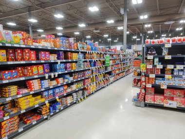 Toronto, On, Kanada - 30 Ocak 2024: Kanadalı mağazadaki bakkal reyonuna bakın