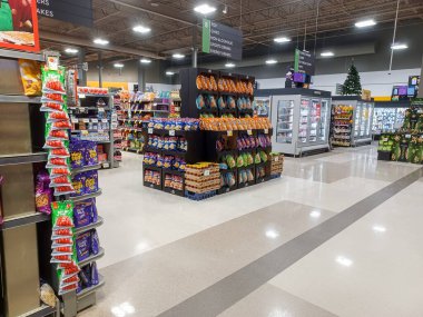 Toronto, On, Kanada - 30 Ocak 2024: Kanadalı mağazadaki bakkal reyonuna bakın