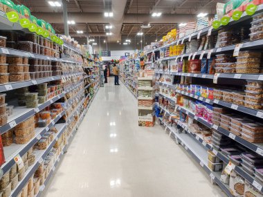 Toronto, On, Kanada - 30 Ocak 2024: Kanadalı mağazadaki bakkal reyonuna bakın