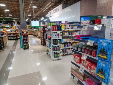 Toronto, On, Kanada - 30 Ocak 2024: Kanadalı mağazadaki bakkal reyonuna bakın